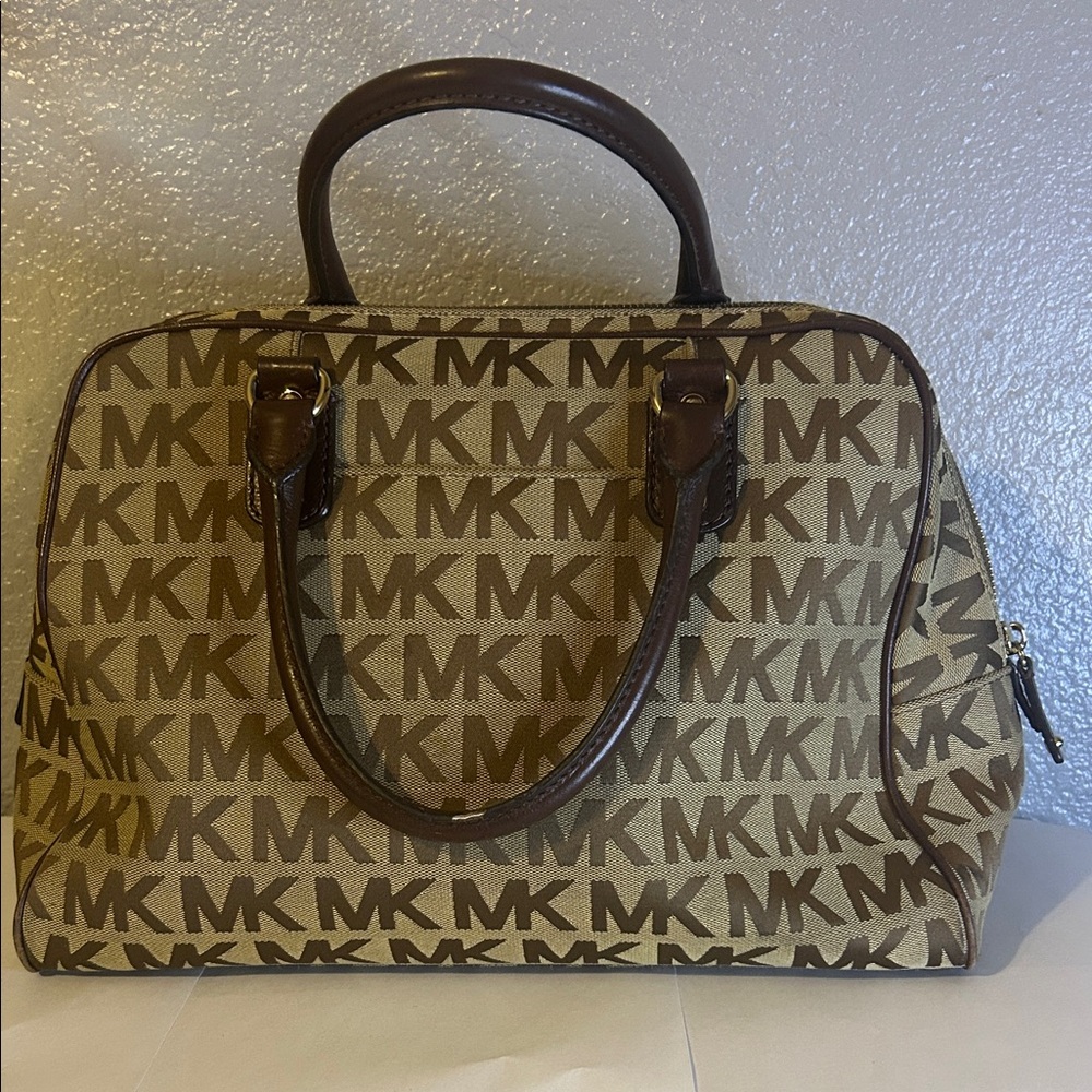 Michael Kors LG Brown&Tan Signature Monogram Satchel Handbag w/ Feet. 11H x 14 W